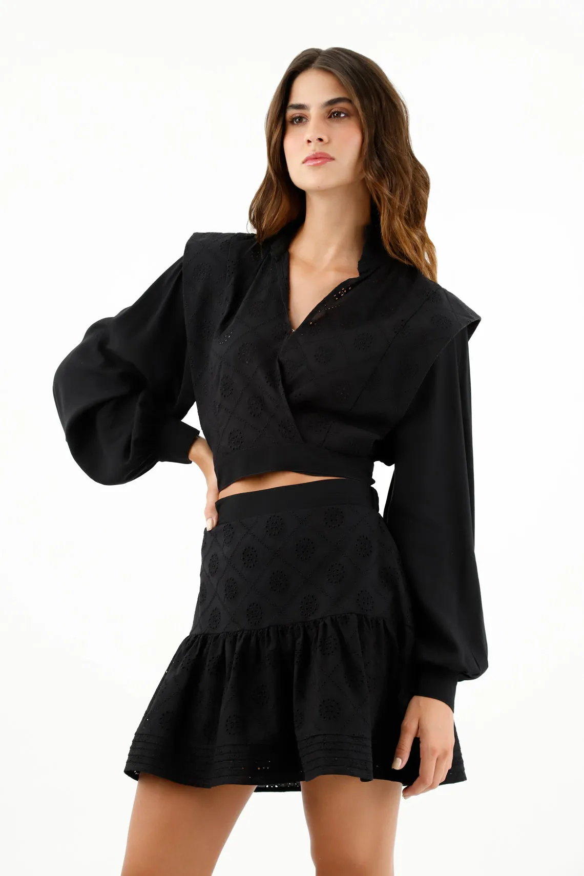 Camisa con detalles desagujados negra para mujer