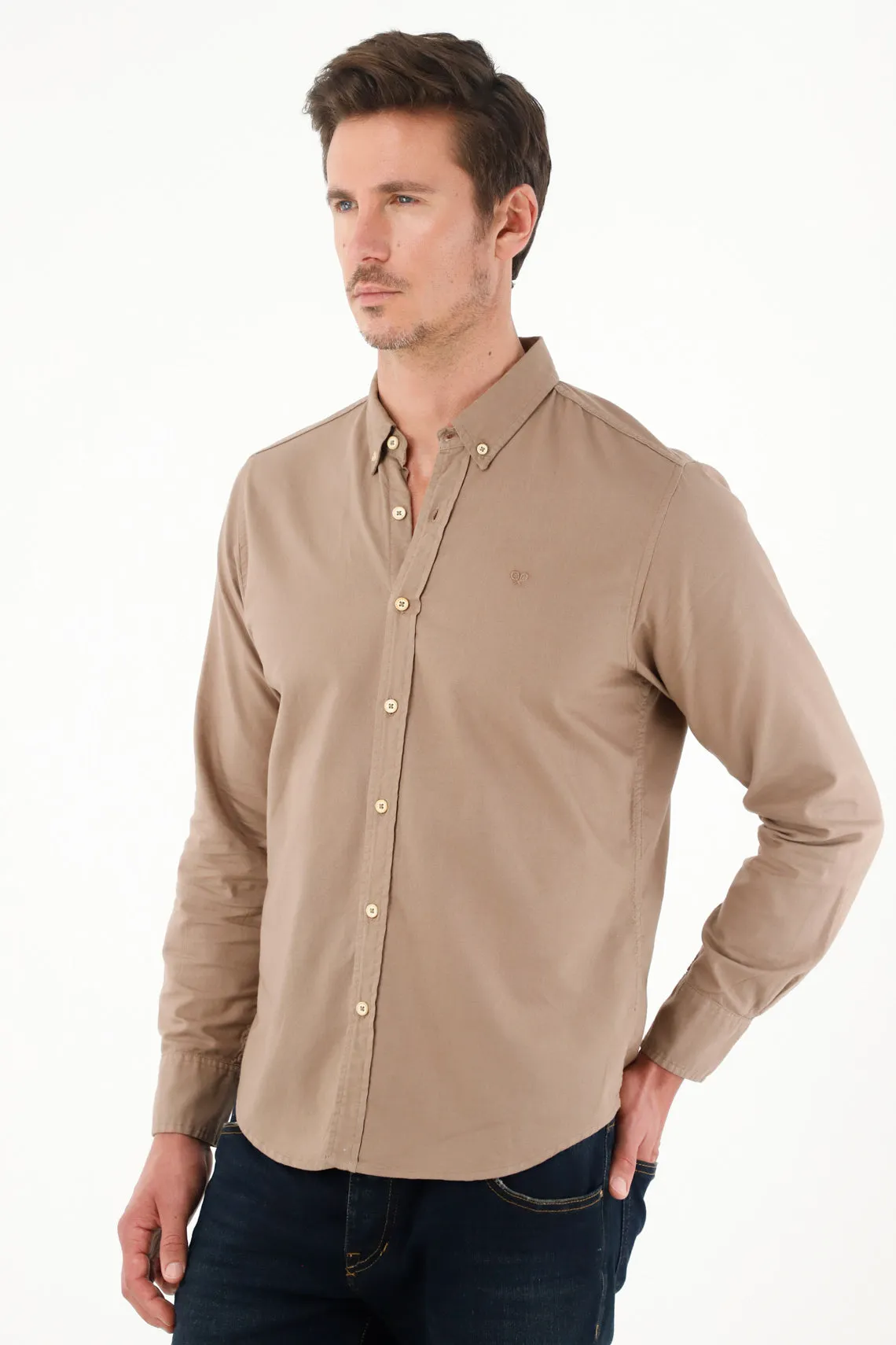 Camisa de silueta clásica con raqueta bordada café para hombre