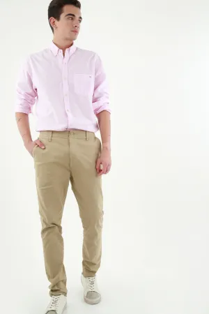 Pantalón café tipo chino para hombre