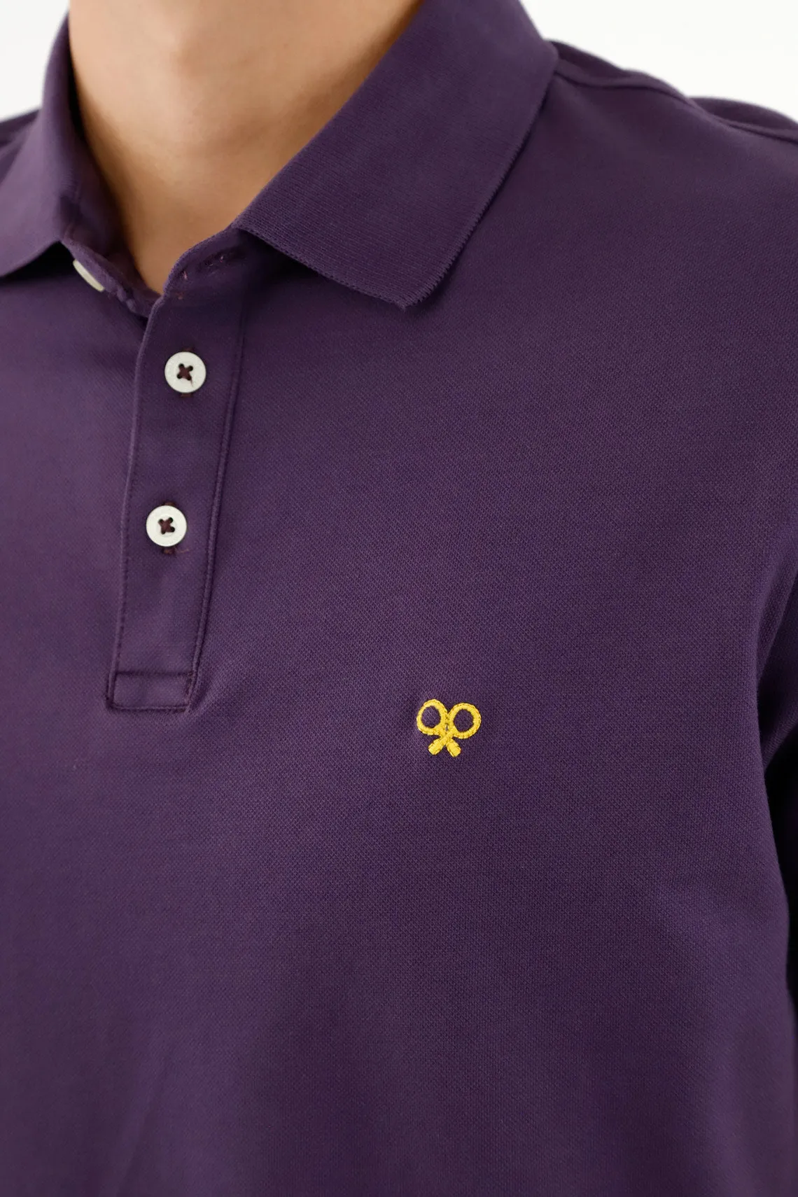 Polo morada con perilla de tres botones para hombre