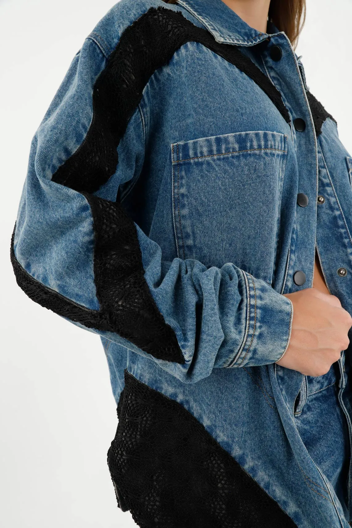 Sobrecamisa azul con detalles tejidos para mujer